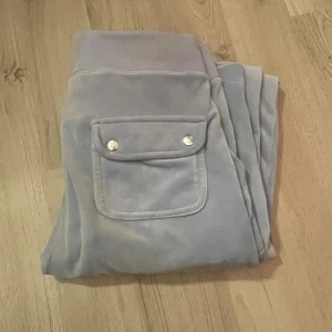 Juicy Couture  - Ljusblåa juicy byxor, använda mycket men sparsamt. Har lite missfärgning längst ner annars är dom jätte fina! 