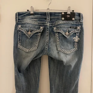 Bootcut Miss me jeans - 39 cm över midjan och 78 cm innerbens längd💕 skriv om ni vill ha fler bilder eller mått! 