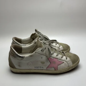 Golden goose  - Hej! Säljer nu dessa brutalt snygga och populära golden goose superstar. Skorna är i toppskick utan defekter! Hör av dig vid frågor 