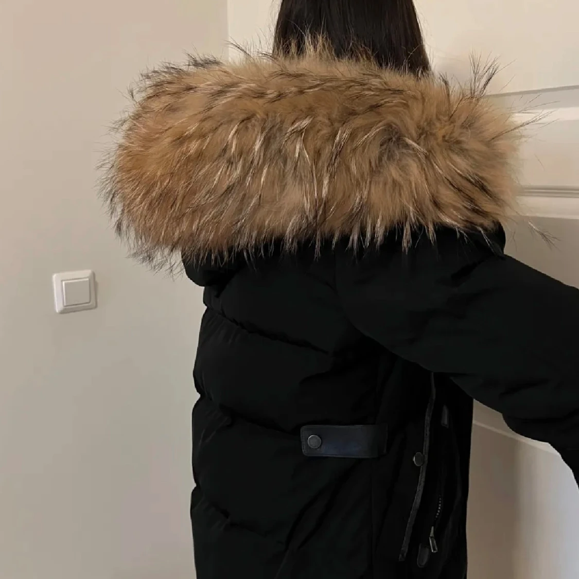 Svart dunjacka med pälsdetalj - 3