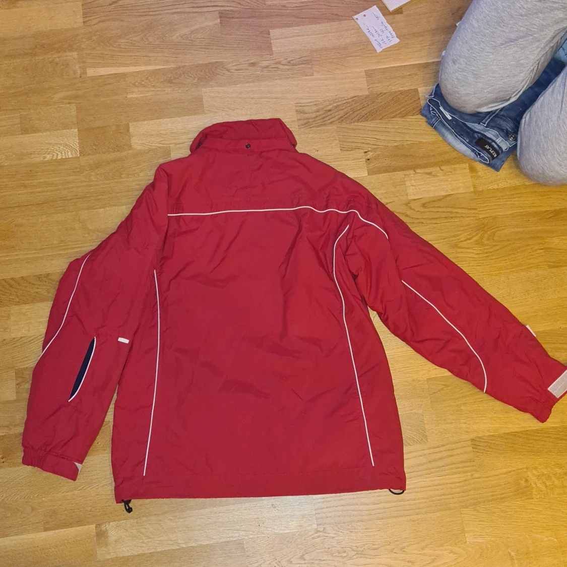 Röd vindjacka med dragkedja - 90