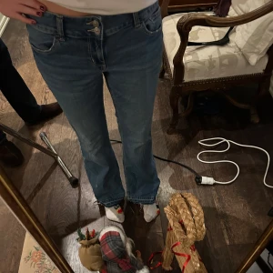 Blå jeans med broderade bakfickor - Snygga blå los waist jeans med coola fickor. De är från HM och besitter strl 42 men passar mig utmärkt som oftast bär 38 i jeans. För referens är jag 175 cm lång. Använda sparsamt. 