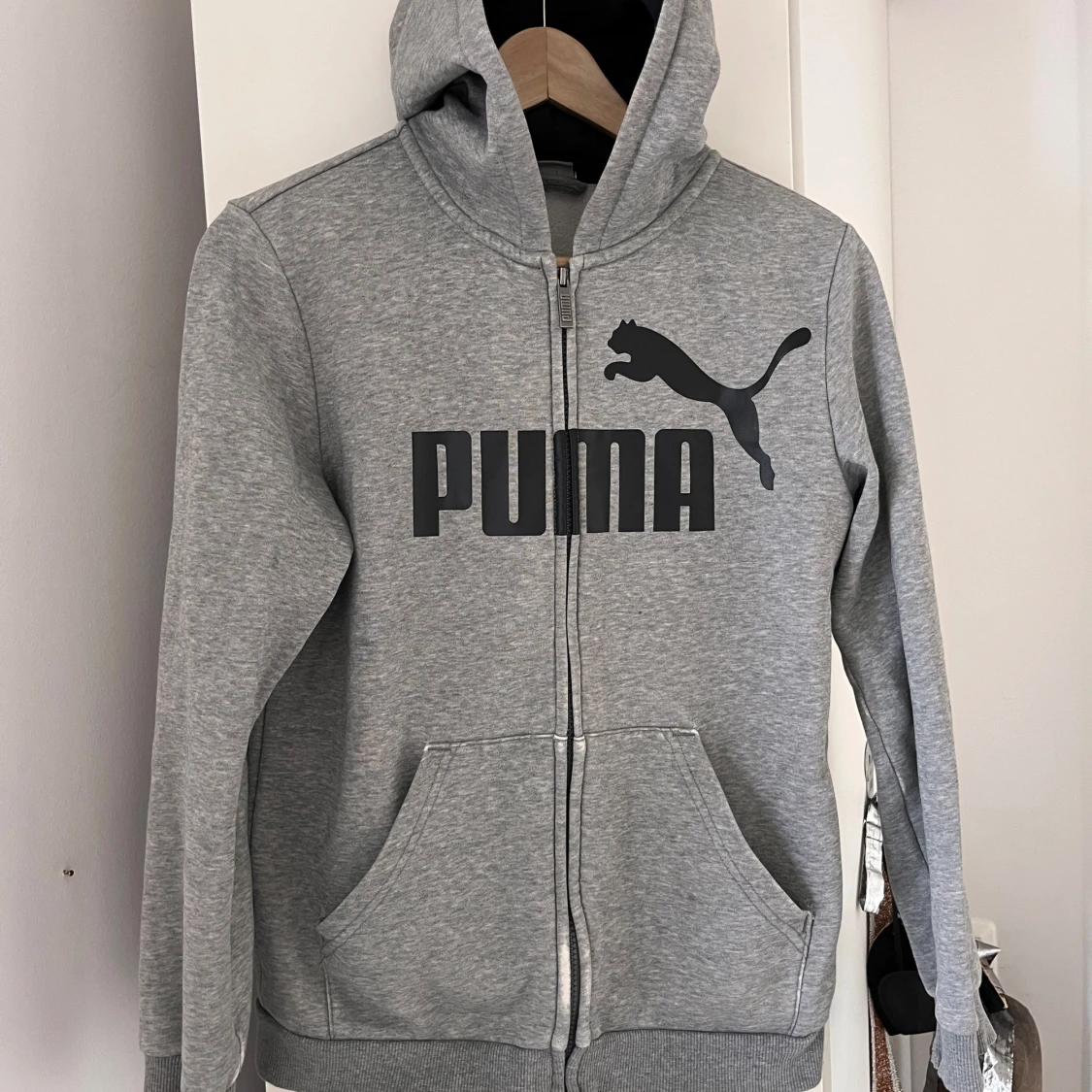 Grå hoodie från Puma storlek 164