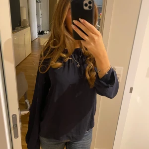 Mörkblå blus från Stockh LM - Säljer en stilren mörkblå blus från Stockh LM i storlek S. 