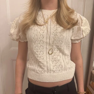 Vit blus  - Säljer en söt vit spetsblus med korta puffärmar. Aldrig använd 