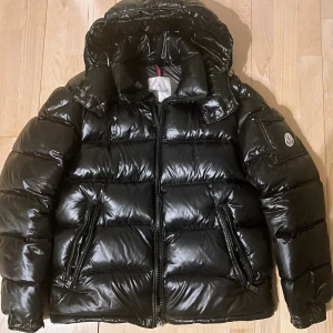 Moncler jacka  - Säljer en moncler maya köpt förra vintern. Den är i storlek 2 som är M fast passar även S. Priset går att förhandla och kan ta byten. Hör av er om frågor.