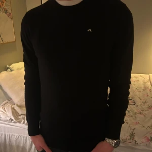 Svart stickadtröja från J.Lindeberg - Snygg svart stickadtröja från J.Lindeberg. Perfekt för en stilren look. Använd fåtal gånger och i fint skick! Hör av dig vid frågor!