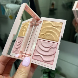Exklusiv CAIA-palett - Exklusiv Caia duo-palett med två highlighters. Den ena kan också användas som blush. Färgerna är verkligen jättefina🥹 Helt oanvänd och kommer i förpackningen. Kan tänka mig gå ner lite i pris vid snabb affär.