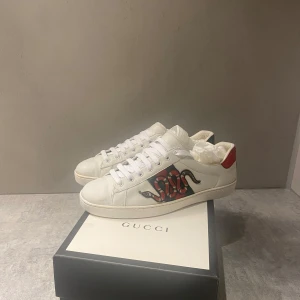 Gucci ace sneakers  - sneakers från Gucci i super fint skick.tveka inte på höra av dig om du vill ha mer bilder eller info