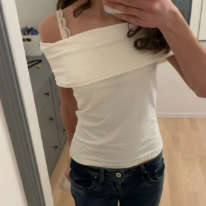 Fin vit offshoulder topp från H&M - Säljer en créme vit offshoulder topp från H&M. Perfekt för en somrig look eller en kväll ute. Passar bra med jeans eller kjol💗💗