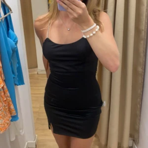Svart nyårs klänning! - Snygg svart kortklänning med smala axelband och öppen rygg. Perfekt för nyår!!