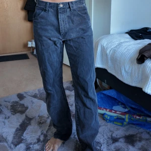 Svarta jeansbyxor från Rustler  - Snygga svarta jeansbyxor från Rustler. De har en rak passform, vilket ger en bekväm och stilren look. Perfekta för en avslappnad stil. 