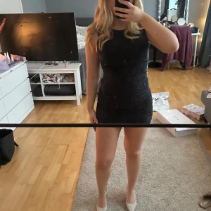 Svart glittrig klänning - Snygg svart glittrig klänning med en tight passform. Passar perfekt till nyår eller andra festligheter🥂 storlek s