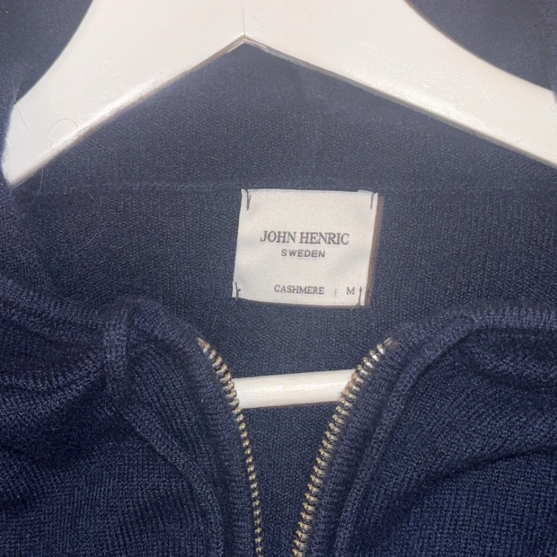 Mörkblå kashmir hoodie från John Henric - 92