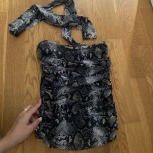 Ormmönstrad topp från Zara - Zara topp  i storlek S, man knyter runt bandet runt halsen. Det är orm versionen av leopard toppen som gick viralt 