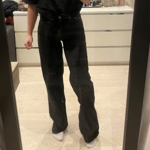 Svarta jeans från 157 - Snygga svarta jeans från 157 med en klassisk femficksdesign. De har en hög midja och en rak passform som ger en stilren look. Perfekta för en avslappnad stil.