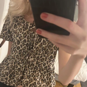 Leopardmönstrad topp från Gina Tricot - Snygg leopardmönstrad topp från Gina Tricot i storlek S. Säljer då den aldrig kommit till användning!🐆✨