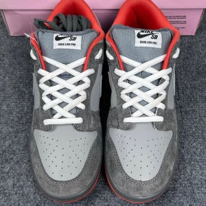 Nike SB Dunk Low Pro och Air Jordan 1 Low - Två par sneakers: Nike SB Dunk Low Pro i grått och rött med mockadetaljer och snörning, samt Air Jordan 1 Low i brunt och vitt med klassisk design och snörning.