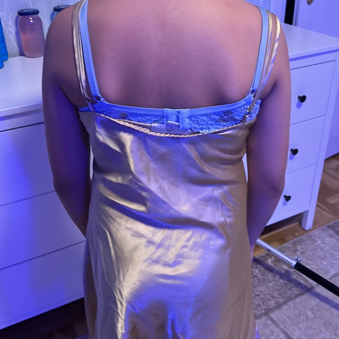 Champagnefärgad sidenklänning med spetsdetaljer - 90