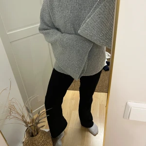 Grå stickad tröja - Mysig grå stickad tröja med en lös passform och långa ärmar. 