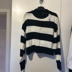 Svart och vit randig tröja från h&m  - Säljer en snygg svart och vit randig tröja från h&m. Tröjan har långa ärmar och en rund halsringning. Helt oanvänd och lappen sitter kvar.