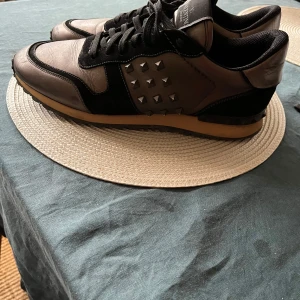 Valentino sneakers med nitar - Snygga Valentino sneakers. Skorna har en robust sula och klassisk snörning. Perfekta för en stilren look.