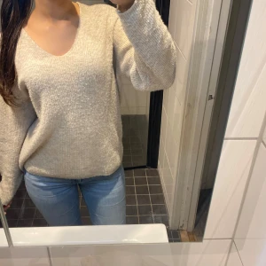 Beige stickad tröja - Mysig beige stickad tröja med v-ringning. Säljer för att jag inte får användning av den🥰❤️