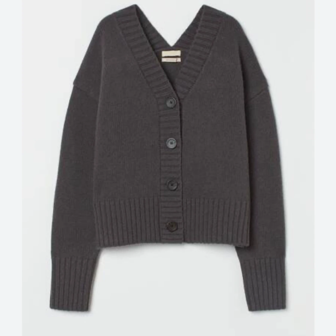 Mörkgrå kofta med knappar