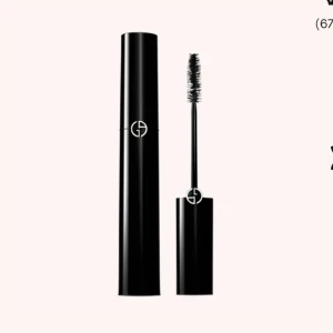 Svart mascara från Giorgio Armani - Elegant svart mascara från Giorgio Armani med en stilren design. Den har en klassisk borste för att ge volym och längd till fransarna. Perfekt för en dramatisk look.