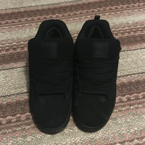 Svarta DC Skor - Knappt använda, jag har växt ut stilen och är inte så förtjust i skorna. Snabbt affär kan leda till minskad pris