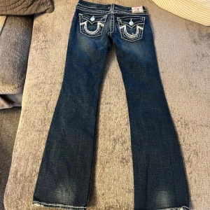 True religion jeans  - Säljer dessa pga att dem va för stora. Midjebredd är 36,5 cm och innerbenlängd är 79 cm🩷