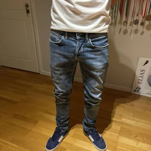 Dondup George - Tja! Nu säljer vi dess schyssta jeans ifrån Dondup i modellen George👖. Storlek 33 men sitter lite tightare, 9/10 skick utan några synliga defekter, säljs för endast 749:- nypris = 3,500 . Modellen är 178 cm och 69 kg. Hör av er vid mer frågor så hjälper vi er!