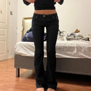 Mörkblå Jeans  - Så snygga jeans med fina fickor! Midjemått 37cm, innerbenslängd 83cm❤️