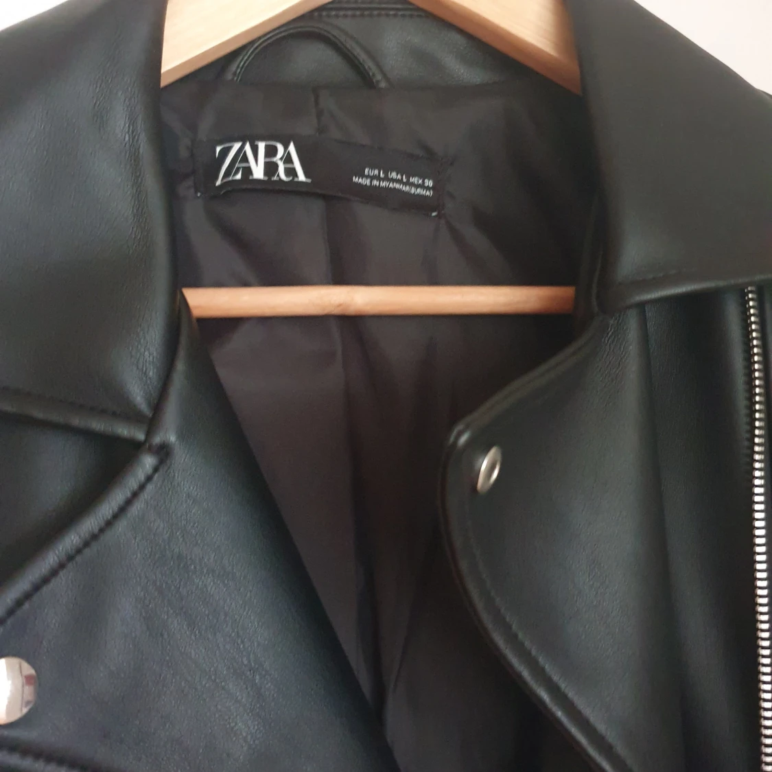 Svart läderimitation jacka från Zara - 90