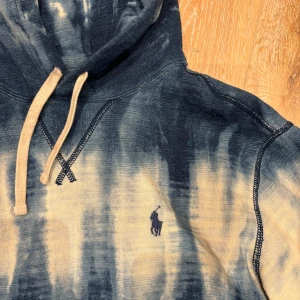 Ralph Lauren hoodie - Säljer min Ralph Lauren hoodie nu som jag inte använder lika mycket längre. Den är i storlek S, bara att skriva om du har någon fundering!!