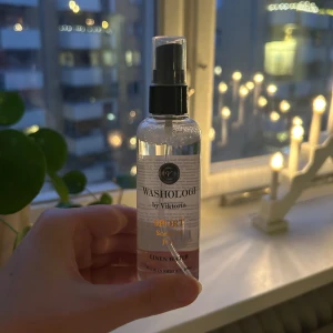 Linnespray från Washologi by Viktoria - Fräsch linnespray med doften 'Sport’ från Washologi by Viktoria. Perfekt för att ge dina textilier en uppfriskande känsla av nytvättat. Aldrig använd!💕 säljes pga rensning.