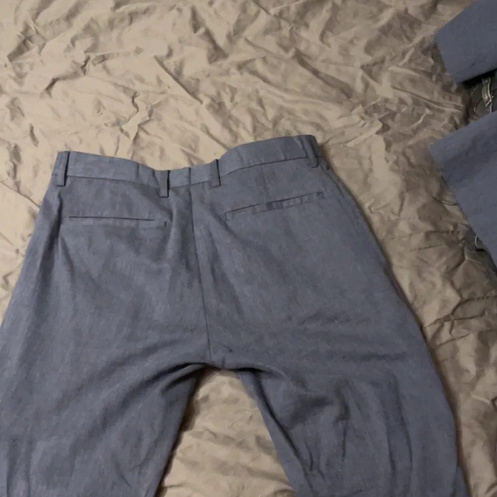 Snygg blå kavaj med matchande byxor . Byxorna har en enkel design med knapp och dragkedja. Perfekt för en stilren look. Passar dom som är 170 till 175 bäst . Puvut & Bleiserit.
