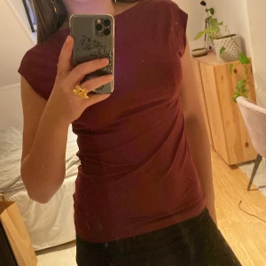 Vinröd topp - Snygg vinröd topp med korta ärmar. Perfekt för en stilren look. Aldrig använt.
