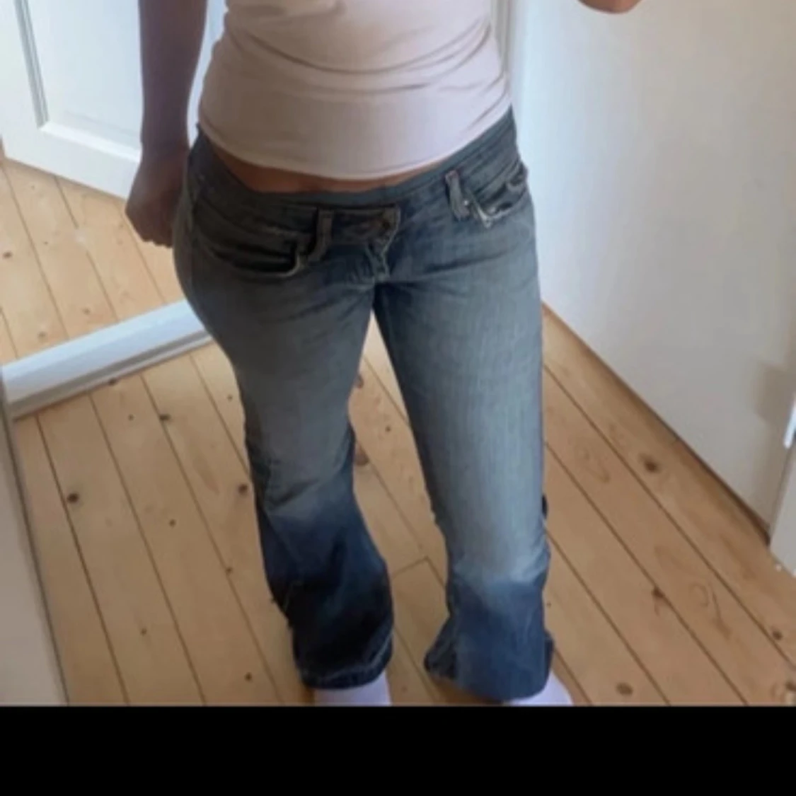 Blå jeans med bootcut