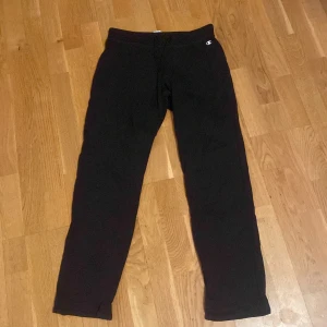 Svarta mjukbyxor - Använda men hela och fina