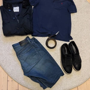 Ralph Lauren pike  - Marinblå piké från Ralph Lauren. Använd till och från i ett år. Pris kan diskuteras. Storleken är XL men sitter som M-L.