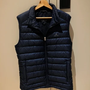 Gant väst! - Tja! Säljer denna mörkblå Gant väst perfekt till våren! Skick 9,5/10 Storlek S! Priset är inte spikat. Skriv vid minsta lilla!👍🏼