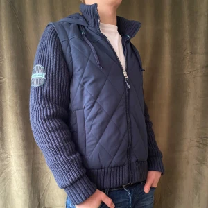 Cardigan Jacka - Snygg blå cardigan jacka, perfekt inför höst eller vår. Den är i nyskick. Jag på bilden är 184 och väger ca 78kg. Vid minsta fråga eller fundering hör av er🤝