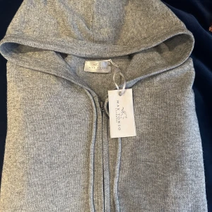 Kashmir kofta från Max tonson - Säljer en stilren grå Kashmir kofta från märket Max tonson. Den är tillverkad i 60 % Kashmir och 40 % siden. Tröjan är helt ny och är därför i 10/10 sick. Nypris ligger på 2999 kr säljer nu för endast 1499 kr. Vid frågor kontakta mig. 