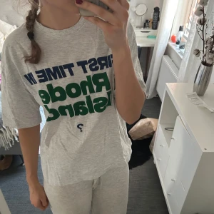 Zara T-shirt - Cool T-shirt från Zara med motivet ”First time in Rhode Island?”. Använd men i bra skick. Strl S men oversized i modellen💕