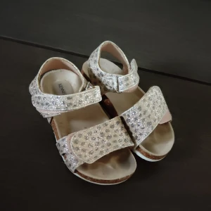 Glittriga sandaler för barn - Snygga sandaler för barn med glittriga remmar i silver och justerbara spännen. Perfekta för sommarens äventyr och festliga tillfällen. Str: 23 