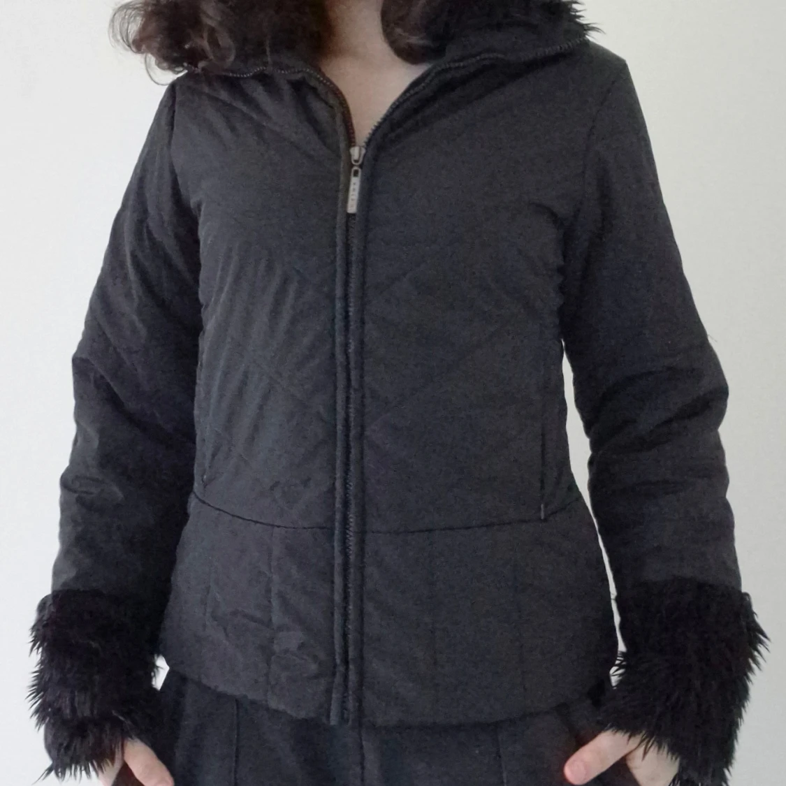 Svart jacka med fuskpäls från Amisu - 93