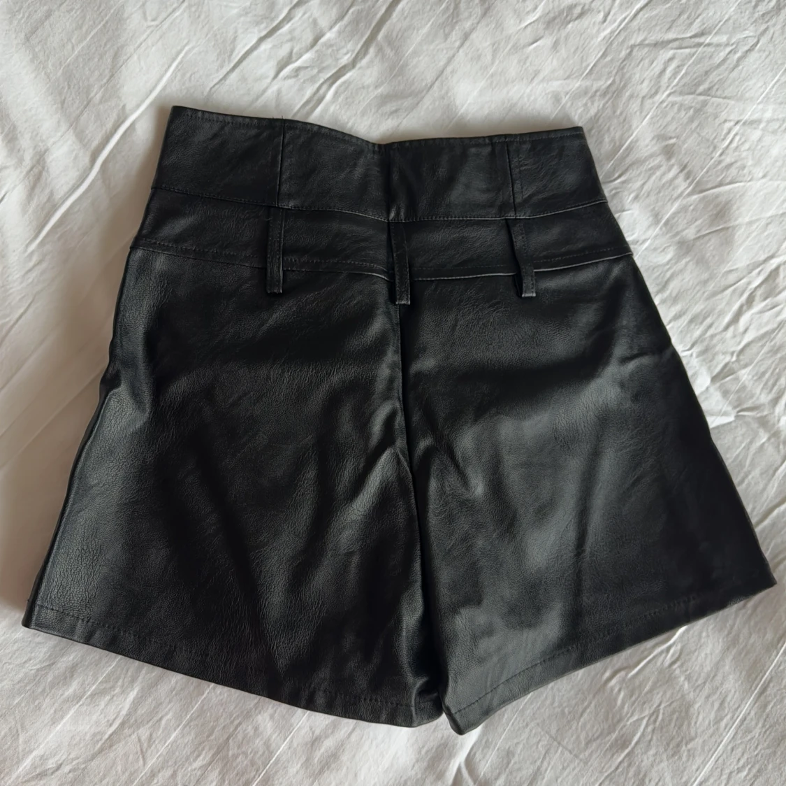 Svarta skinnshorts från Tiger Mist - 90