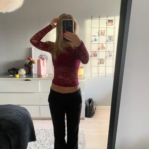 Vinröd spetsblus - Säljer en vinröd spetsblus med långärmad design. Storlek xs. Nästan aldrig använd🥰