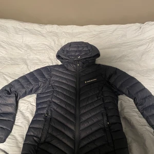 Peak performance jacka - Fin peakperformance jacka i storlek L skicka 8-10 använd ett par gånger. Hör av er vid funderingar. Pris går att diskutera.